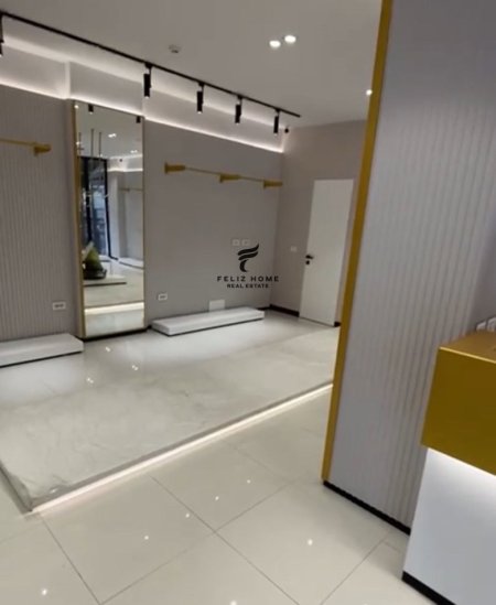 Tirane, jepet me qera dyqan Kati 0, 100 m² 2.000 € (KOMUNA E PARISIT)