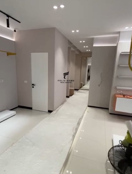Tirane, jepet me qera dyqan Kati 0, 100 m² 2.000 € (KOMUNA E PARISIT)