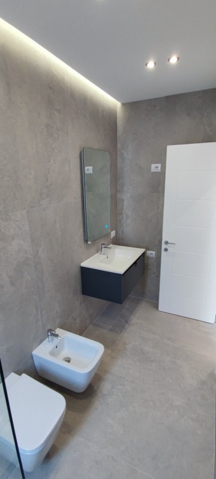 Tirane, jepet me qera apartament 2+1 , 105 m² 550 € 