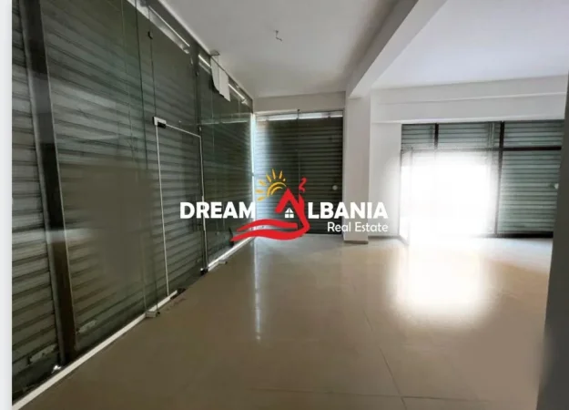 Tirane, jepet me qera dyqan , 77 m² 800 € (astir)