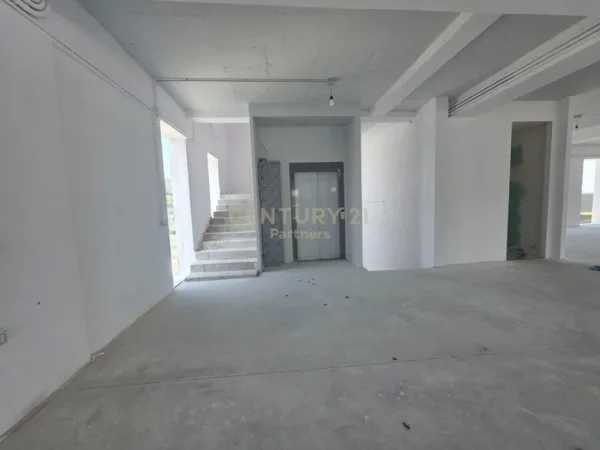 Tirane, jepet me qera magazine Kati 0, 1.500 m²