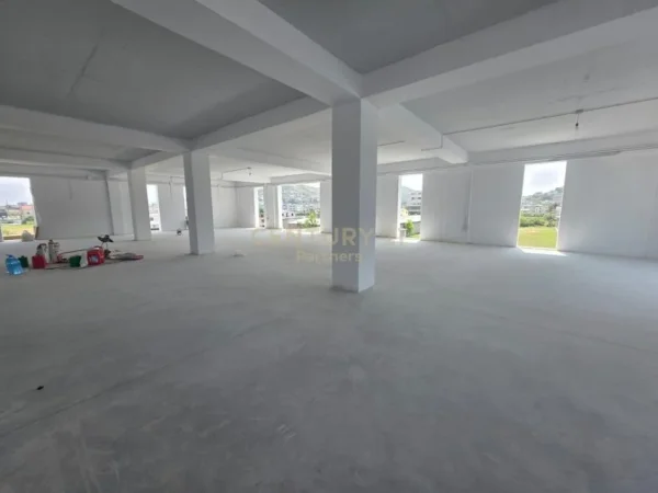 Tirane, jepet me qera magazine Kati 0, 1.500 m²