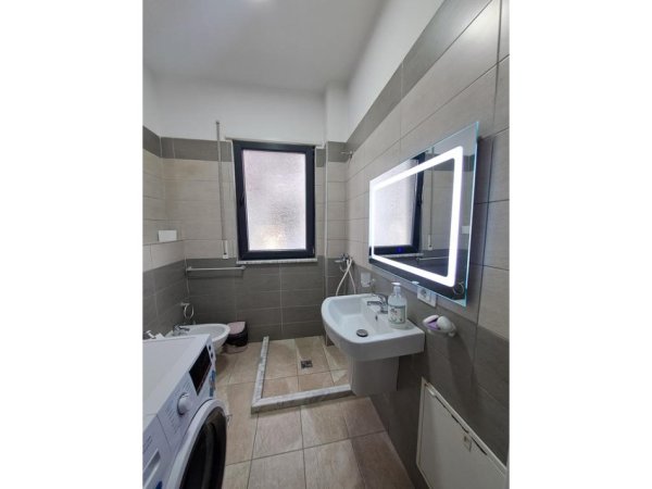 Tirane, jepet me qera apartament 2+1 Kati 1, 85 m² 700 € (Rruga Egnatia)