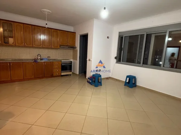 Tirane, jepet me qera apartament 2+1+Ballkon Kati 2, 115 m² 400 € (PRANE BAR BOHEMIT,UNAZA E RE)