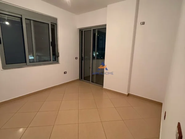 Tirane, jepet me qera apartament 2+1+Ballkon Kati 2, 115 m² 400 € (PRANE BAR BOHEMIT,UNAZA E RE)