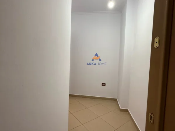 Tirane, jepet me qera apartament 2+1+Ballkon Kati 2, 115 m² 400 € (PRANE BAR BOHEMIT,UNAZA E RE)