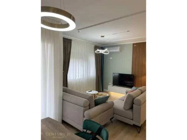 Tirane, jepet me qera apartament 2+1+Ballkon Kati 3, 110 m² 900 € (komuna e parisit)