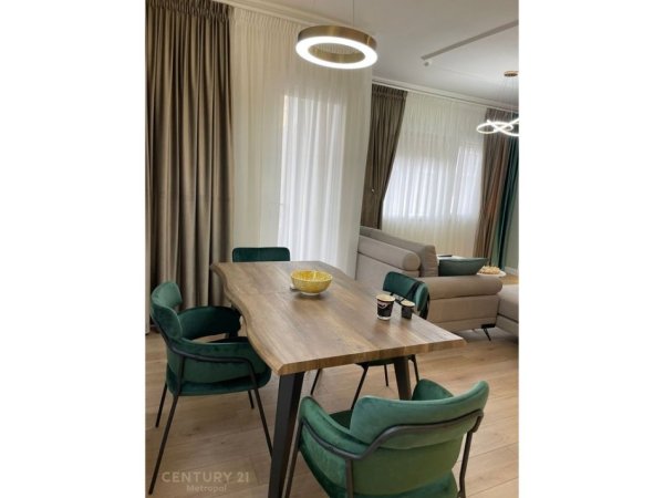 Tirane, jepet me qera apartament 2+1+Ballkon Kati 3, 110 m² 900 € (komuna e parisit)