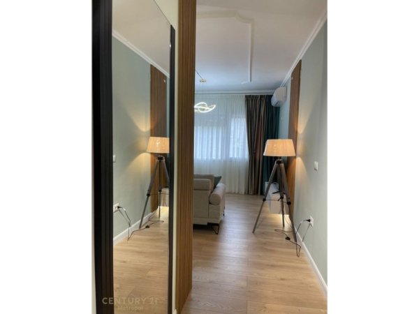 Tirane, jepet me qera apartament 2+1+Ballkon Kati 3, 110 m² 900 € (komuna e parisit)