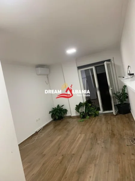Tirane, jepet me qera zyre , 80 m² 1.000 € 
