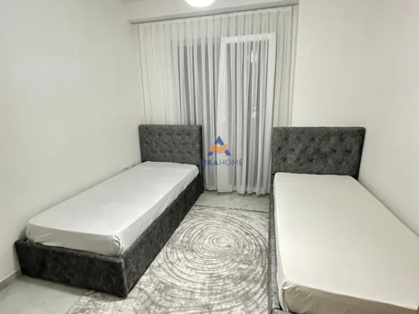 Tirane, jepet me qera apartament 2+1+Ballkon Kati 8, 110 m² 612 € (TE KOMPLEKSI JOLLA,UNAZA E RE)