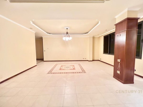 Tirane, jepet me qera zyre Kati 4, 140 m² 1.300 € (Ish Bllokut.)