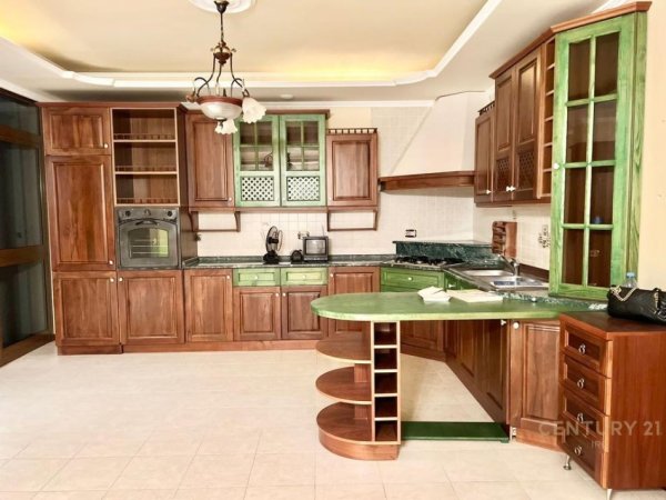 Tirane, jepet me qera zyre Kati 4, 140 m² 1.300 € (Ish Bllokut.)