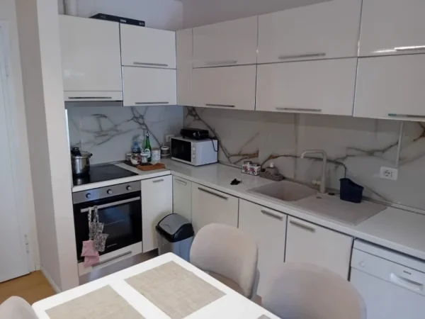 Tirane, jepet me qera apartament 1+1+Ballkon Kati 4, 70 m² 550 € (DRITAN HOXHA)