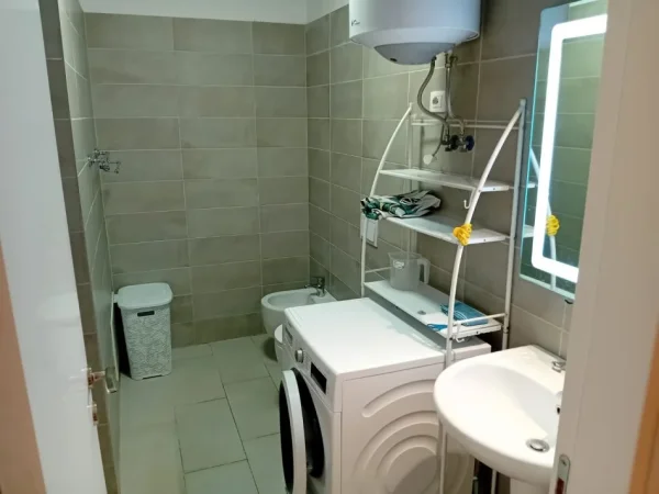 Tirane, jepet me qera apartament 1+1+Ballkon Kati 4, 70 m² 550 € (DRITAN HOXHA)