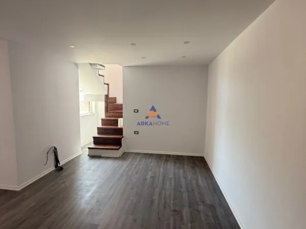 Tirane, shitet apartament duplex 2+1+Ballkon Kati 1, 94 m² 130.000 € (TE GOLDEN PARK)