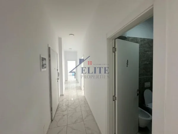 Tirane, jepet me qera zyre Kati 3, 111 m² 1.000 € (Rruga Sali Butka)