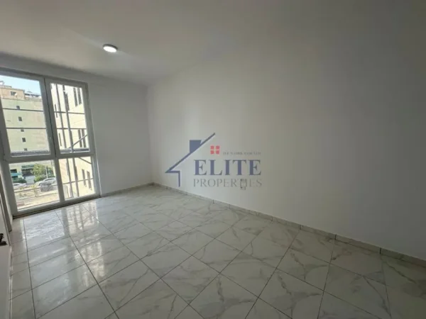 Tirane, jepet me qera zyre Kati 3, 111 m² 1.000 € (Rruga Sali Butka)