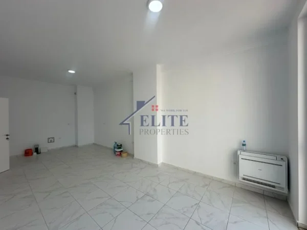 Tirane, jepet me qera zyre Kati 3, 111 m² 1.000 € (Rruga Sali Butka)