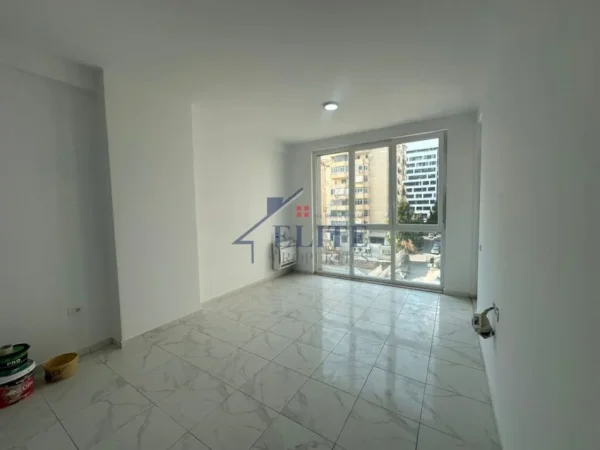 Tirane, jepet me qera zyre Kati 3, 111 m² 1.000 € (Rruga Sali Butka)