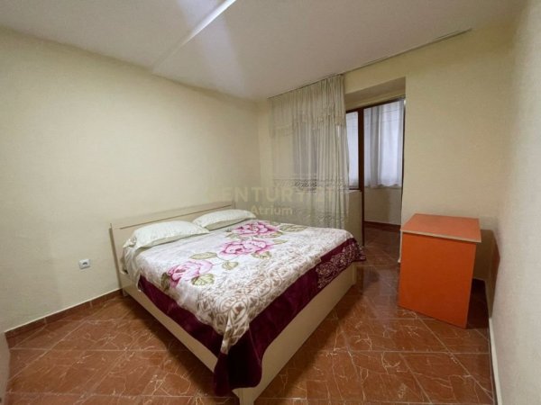 Tirane, jepet me qera apartament 2+1 Kati 1, 80 m² 450 € (Brryli)
