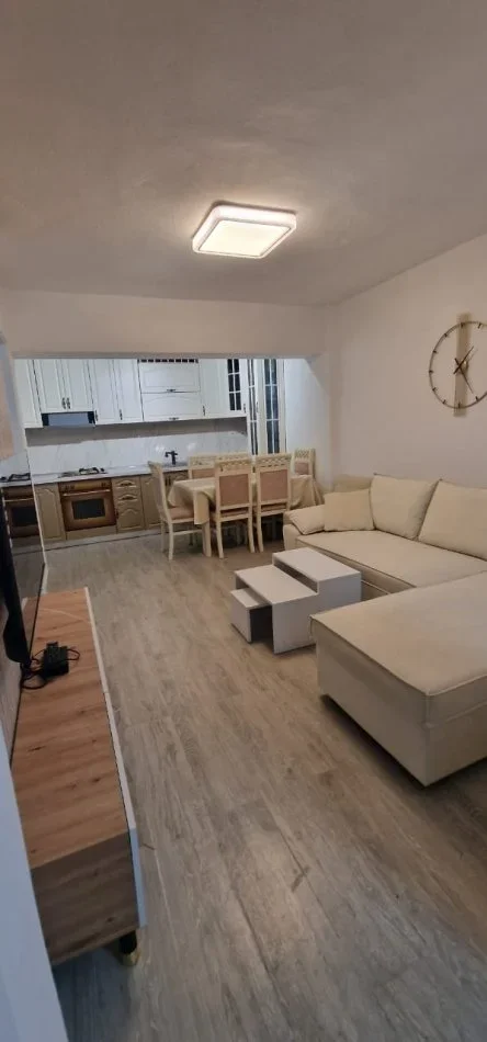 Tirane, jepet me qera apartament 2+1 Kati 6, 65 m² 600 € (Rruga e Durresit)