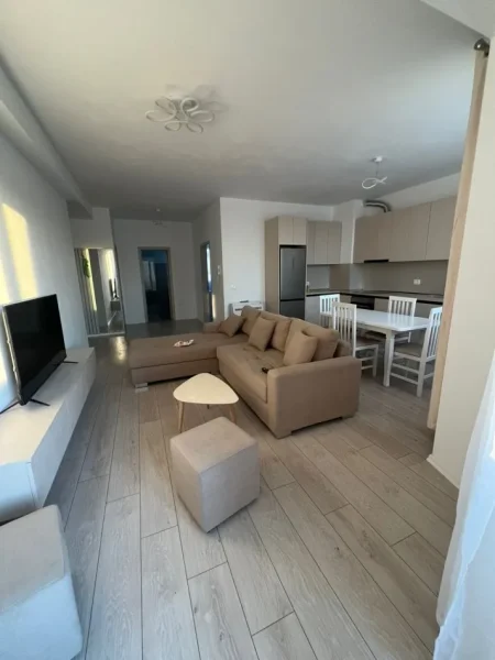 Tirane, jepet me qera 2+1+Ballkon Kati 9, 100 m² 600 € (River Residence)