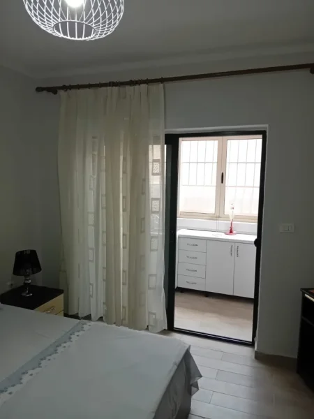 Tirane, jepet me qera apartament 1+1+Ballkon Kati 1, 40 m² 500 € (Pazari i ri ( Perfshira UJI DHE DRITA))