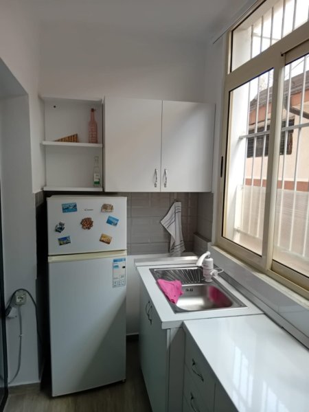 Tirane, jepet me qera apartament 1+1+Ballkon Kati 1, 40 m² 500 € (Pazari i ri ( Perfshira UJI DHE DRITA))