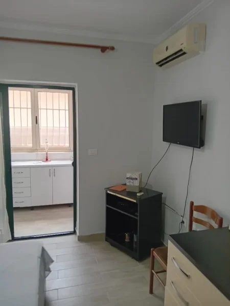 Tirane, jepet me qera apartament 1+1+Ballkon Kati 1, 40 m² 500 € (Pazari i ri ( Perfshira UJI DHE DRITA))