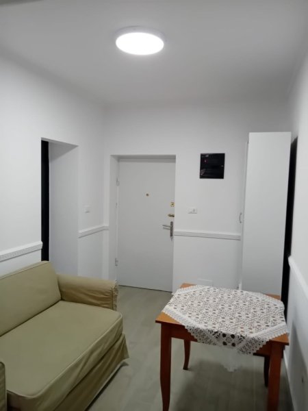 Tirane, jepet me qera apartament 1+1+Ballkon Kati 1, 40 m² 500 € (Pazari i ri ( Perfshira UJI DHE DRITA))