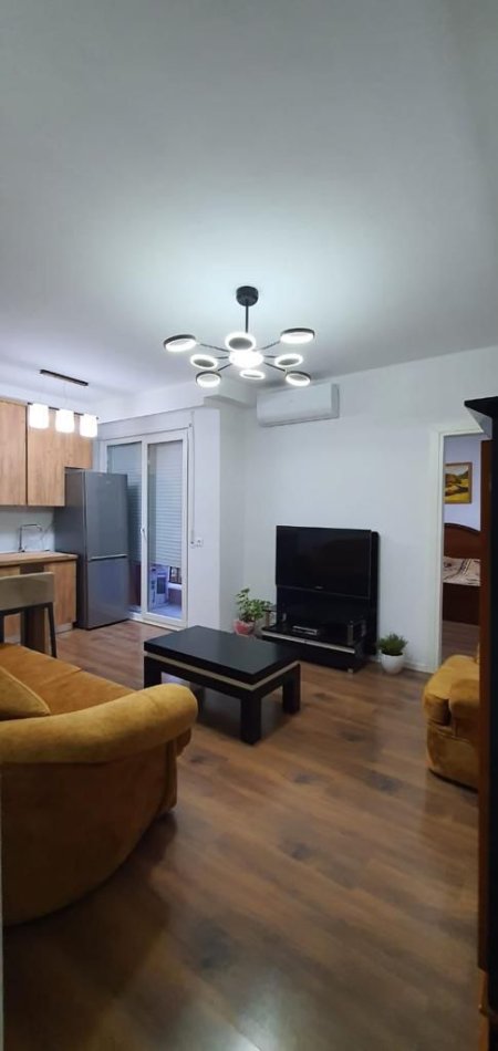 Tirane, jepet me qera apartament 1+1+Ballkon Kati 3, 70 m² 450 € (RRUGA E DIBRES)