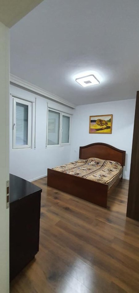 Tirane, jepet me qera apartament 1+1+Ballkon Kati 3, 70 m² 450 € (RRUGA E DIBRES)