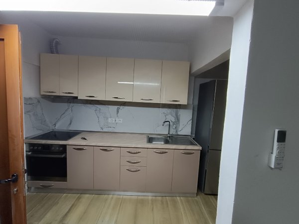 Tirane, jepet me qera apartament 2+1 Kati 4, 70 m² 350 € (Rruga Shyqyri Peza)
