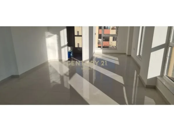 Tirane, shes ambjent biznesi Kati 5, 350.000 € 