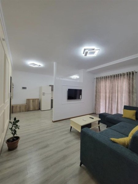 Tirane, jepet me qera apartament 1+1+Ballkon Kati 4, 75 m² 600 € (varri i bamit)