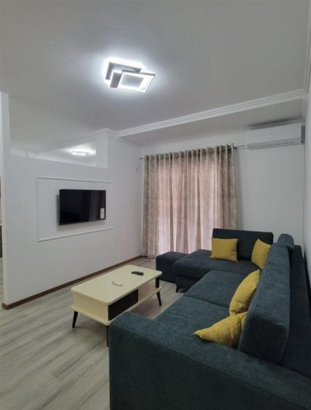 Tirane, jepet me qera apartament 1+1+Ballkon Kati 4, 75 m² 600 € (varri i bamit)