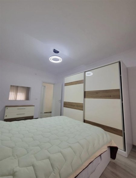 Tirane, jepet me qera apartament 1+1+Ballkon Kati 4, 75 m² 600 € (varri i bamit)