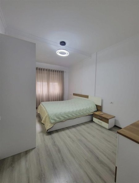 Tirane, jepet me qera apartament 1+1+Ballkon Kati 4, 75 m² 600 € (varri i bamit)