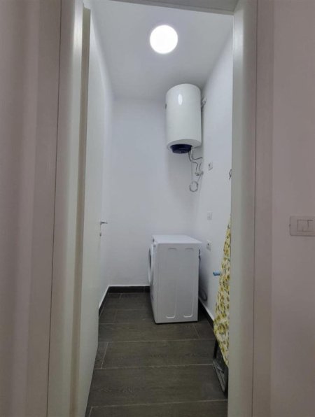 Tirane, jepet me qera apartament 1+1+Ballkon Kati 4, 75 m² 600 € (varri i bamit)