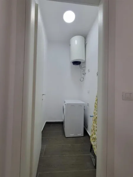 Tirane, jepet me qera apartament 1+1+Ballkon Kati 4, 75 m² 600 € (varri i bamit)