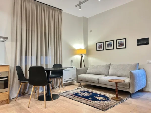Tirane, jepet me qera apartament 1+1+Ballkon Kati 2, 40 m² 600 € (Rr.e Kavajes)