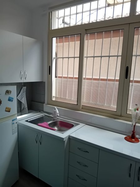 Tirane, jepet me qera apartament 1+1 Kati 1, 70 m² 500 € (PAZARI I RI)