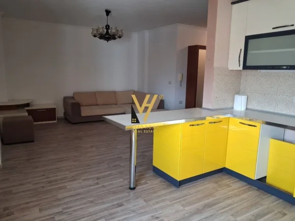 Tirane, jepet me qera apartament 1+1+Ballkon Kati 6, 75 m² 600 € (QENDER)