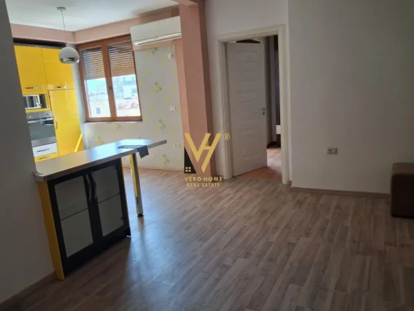 Tirane, jepet me qera apartament 1+1+Ballkon Kati 6, 75 m² 600 € (QENDER)