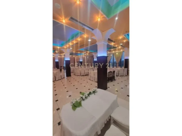 Tirane, jepet me qera bar-resorant Kati 1, 315 m² 1.000 € (mbikalimi i kasharit)
