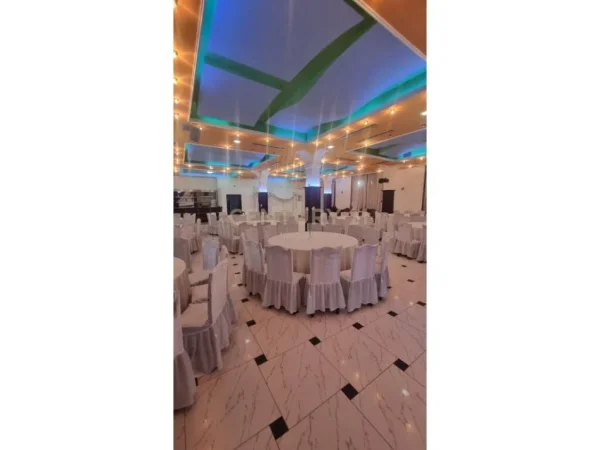 Tirane, jepet me qera bar-resorant Kati 1, 315 m² 1.000 € (mbikalimi i kasharit)