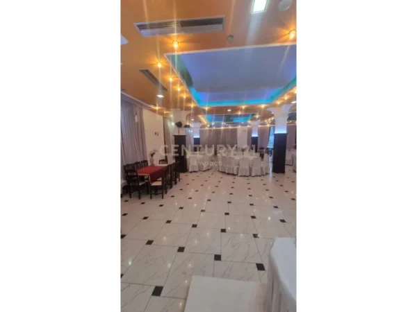 Tirane, jepet me qera bar-resorant Kati 1, 315 m² 1.000 € (mbikalimi i kasharit)