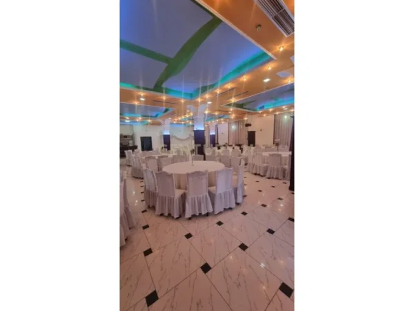 Tirane, jepet me qera bar-resorant Kati 1, 315 m² 1.000 € (mbikalimi i kasharit)