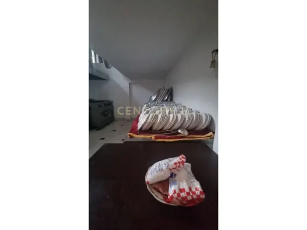 Tirane, jepet me qera bar-resorant Kati 1, 315 m² 1.000 € (mbikalimi i kasharit)